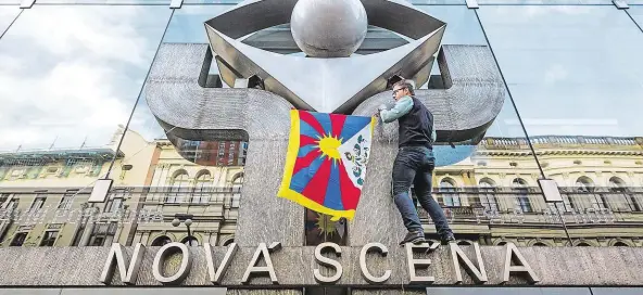  ?? Foto: Petr Topič, MAFRA ?? Reakce na prohlášení Tibetské vlajky včera zavlály na řadě budov.