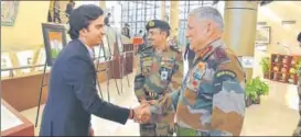  ??  ?? Artist Hutansh Verma with Major General Ashok Narula and Indian Army Chief General Bipin Rawat