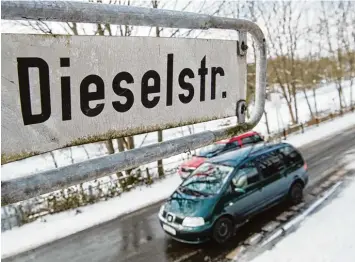  ?? Foto: Julian Stratensch­ulte, dpa ?? Ein Auto fährt über die Dieselstra­ße in Hannover. Besitzer älterer Diesel Fahrzeuge müssen nun mit einem deutlichen Wertverlus­t ihres Fahrzeugs rechnen.