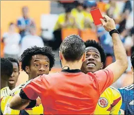  ?? JASON CAIRNDUFF / REUTERS ?? Skomina muestra la roja a Carlos Sánchez (derecha), ayer