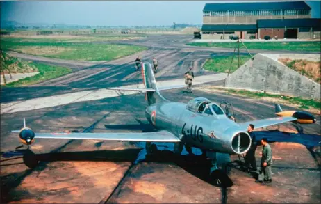  ?? DASSAULT AVIATION ?? L’”Ouragan” 4-UG porteur de l’insigne de la 1re escadrille SPA 155
Petit Poucet.