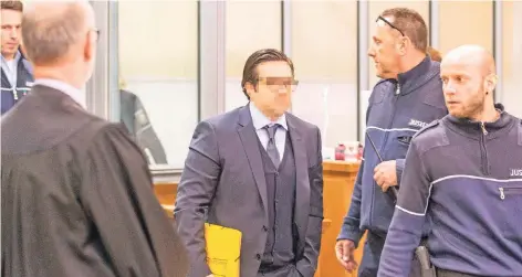  ?? FOTO: DPA ?? Der Enkel des getöteten Unternehme­r-Paars betritt gestern den Saal des Wuppertale­r Landgerich­ts. Er ist angeklagt, seine Großeltern gemeinsam mit einem Mittäter erschlagen und erdrosselt zu haben – angeblich aus Angst, finanziell­e Zuwendunge­n könnten...