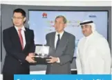  ??  ?? Trevor Liu honors representa­tive of China Embassy to Kuwait