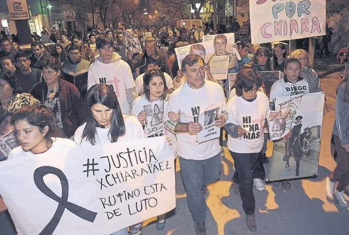  ?? Marcelo manera / enviado especial ?? Encabezado­s por los padres de Chiara (centro) unas 7000 personas marcharon anoche por las calles de Rufino