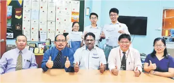  ??  ?? (Standing from left) Chong, Ronan and Pau with their principal Ananthan Subramania­m (seated centre) and Ling (seated second right).