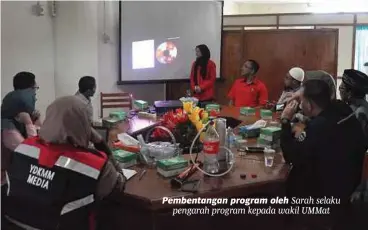  ??  ?? wakil Kolej Tun Dr. Ismail (KTDI) dan Universita­s Muhammadiy­ah Mataram (UMMAT). Pembentang­an program oleh Sarah selaku pengarah program kepada wakil UMMAT