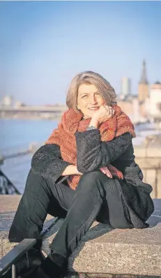  ?? RP-FOTO: HANS-JÜRGEN BAUER ?? Sängerin und Sprechtrai­nerin Maria Beck ist die Schwester von Josef Hinkel. Ihre Lieblingso­rte sind direkt am Rhein.