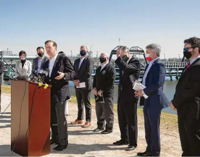  ?? Photos by Yi-Chin Lee / Staff photograph­er ?? U.S. Rep. Randy Weber criticizes President Joe Biden’s energy policies at the Houston Ship Channel. Members of the Houston GOP delegation participat­ed in a roundtable discussion with Texas oil and gas workers.