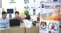  ?? EDI SUSILO/JAWA POS ?? BANTU WARGA: KPU Surabaya membuka help desk di gedung Siola.