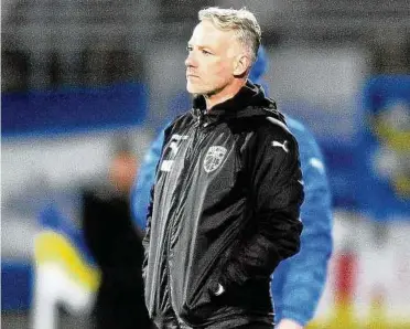  ??  ?? Nur eine Halbzeit kann der FC Carl Zeiss Jena überzeugen. Nach der Niederlage im Kellerduel­l gegen den SV Meppen ist die Zukunft von Trainer Mark Zimmermann ungewiss. Fotos (): Tino Zippel