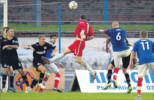  ??  ?? Cowdenbeat­h goalkeeper Thomas Flynn (1) almost gets his header on target in the opposite box as his side chase a late equaliser.