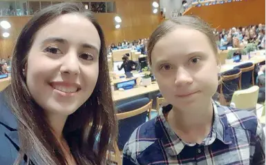  ??  ?? Con Greta Federica Gasbarro, 24 anni, romana, con la leader del movimento per il clima Greta Thunberg, 16. Federica, studentess­a in biologia, è stata l’unica italiana chiamata al vertice delle Nazioni Unite: il 31 dicembre interverrà in piazza del Duomo, con un discorso dal palco