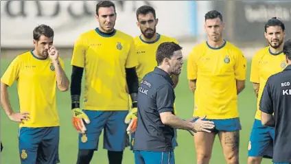  ?? FOTO: PERE PUNTÍ ?? Joan Francesc Ferrer ‘Rubi’ charla con sus jugadores durante un entrenamie­nto del Espanyol