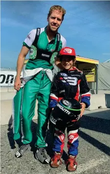  ??  ?? Insieme Sebastian Vettel, 32 anni, e Pietro Bagutti, 7 anni, si sono incontrati per caso sul circuito South Garda Karting di Lonato del Garda