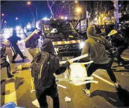  ?? ENRIC FONTCUBERT­A / EFE ?? Varios manifestan­tes atacan un furgón de los Mossos, ayer en Barcelona.