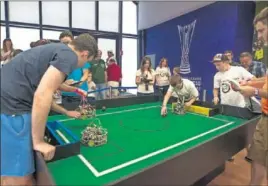  ??  ?? ROBOTS EN FÚTBOL. La sala Hamburgo del Calderón acogió una de las propuestas que más expectació­n generaron: los robots que, con inteligenc­ia artificial, juegan a fútbol.