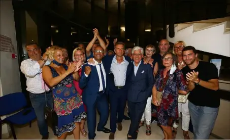  ?? (Photo Sébastien Botella) ?? Tout à sa joie, Kevin Luciano (au centre) fête son succès en compagnie de son équipe de campagne.