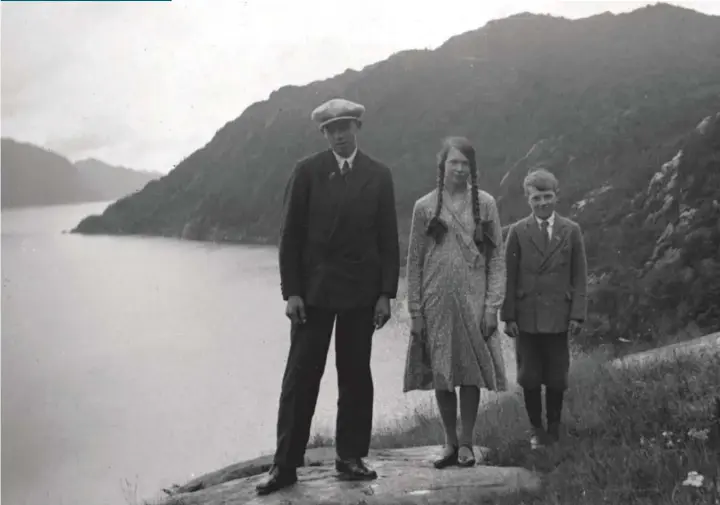  ??  ?? Arthur, Selma og Thom Lien på berget framfor Huset i Lia. «Johnsnes» stikker ut i fjorden. Sveigeness­tranda ligger i bukta bak barna.