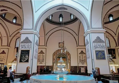  ??  ?? Ulu Camii’nin içindeki 16 kenarlı mermer şadırvan
The marble
(fountain) with 16 sides in the Grand Mosque.