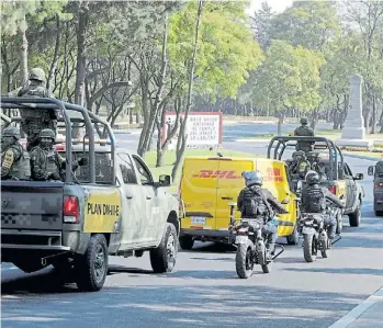  ?? REUTERS ?? Custodia. Soldados y policías escoltan una camioneta con vacunas en México.