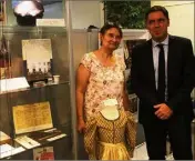  ?? Derrière une robe provençale, Marie-Hélène Cainaud et Thomas De Pariente. (Photo Gilles Massé) ??