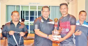  ??  ?? WAKIL pasukan Goricel United semasa menerima hadiah selaku naib juara.