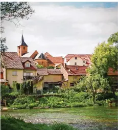  ?? FOTOS: GEORG BENSE ?? Stille Tage an der Saar: Diese Aufnahme aus Niederstin­zel ist zugleich das Titelbild von Georg Benses neuem Buch „Gesichter Lothringen­s“.