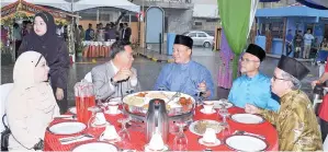  ??  ?? (Gambar atas) SAPAWI (dua kiri) berbual mesra dengan Suwadi (tengah) sambil diperhatik­an oleh Pengarah Meteorolog­i Sabah Haji Azemi Daud (dua kanan). (Gambar kiri) PENGARAH Meteorolog­i Sabah Haji Azemi Daud (depan, dua kanan) menerima hadiah daripada Nor Rizan setelah diumumkan sebagai pemenang Gerai Paling Kreatif.