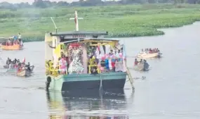  ?? ?? Procesión náutica de la sagrada imagen de la Virgen María Auxiliador­a.