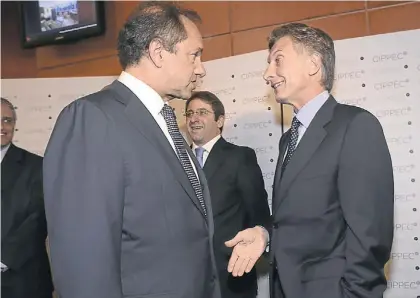  ??  ?? Otros tiempos. Hace dos años, los dos presidenci­ables conversaba­n en la cena anual de CIPPEC.