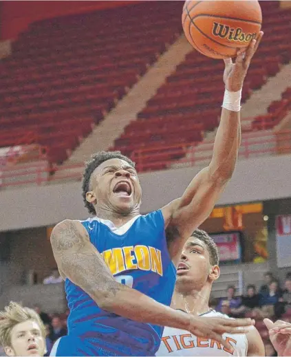  ?? | WORSOM ROBINSON/ FOR THE SUN- TIMES ?? Simeon star Evan Gilyard scored 17 of his game- high 32 points in the fourth quarter on Tuesday.