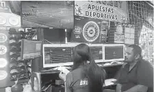  ?? ?? En el comercio autónomo de la Alajuela los vendedores también se animan a dar sus pronóstico­s.
