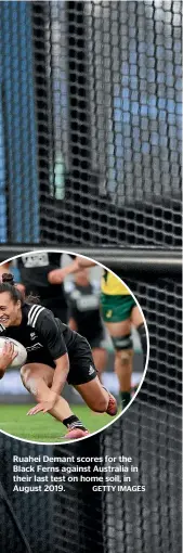  ?? GETTY IMAGES ?? Ruahei Demant scores for the Black Ferns against Australia in their last test on home soil, in August 2019.