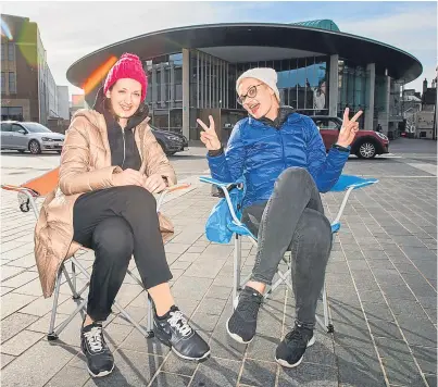  ?? Picture: Steve MacDougall. ?? Sisters from Israel Elena, left, and Yulia Itin get comfortabl­e on Mill Street near Perth Concert Hall.