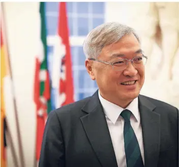  ?? RP-FOTO: HANS-JÜRGEN BAUER ?? Generalkon­sul Dooyoung Lee vertritt seit Oktober Südkorea in Bonn. Nun kam er für einen Antrittsbe­such ins Düsseldorf­er Rathaus.