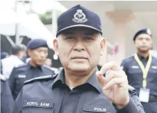  ?? — Bernama photo ?? Acryl Sani poses after casting his vote.