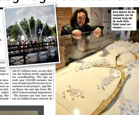  ?? Foto: mhb, ig ?? Arne Quinze bij de maquette van de nieuwe brug die de oude (foto links) moet vervangen.