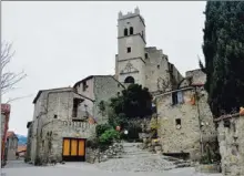  ??  ?? En montant à l’église, c’est étrangemen­t vide pour un lieu touristiqu­e.