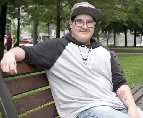  ?? PHOTO BEN PELOSSE ?? Alexey Dupont-Bouchard, âgé de 22 ans, prend de la testostéro­ne depuis maintenant cinq mois en vue de subir des chirurgies de changement de sexe pour devenir un homme et se sentir enfin lui-même dans son corps.