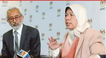  ?? PIC BY MOHD FADLI HAMZAH ?? Housing and Local Government Minister Zuraida Kamaruddin (right) and her deputy, Datuk Raja Kamarul Bahrin Shah Raja Ahmad, at a press conference after attending the National Physical Planning Council’s meeting in Putrajaya yesterday.