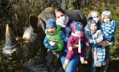  ??  ?? Ruth Mahler (links) und Alina Seeholzer aus Landsberg genießen mit ihren Kindern den Zooausflug.