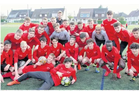  ??  ?? L’équipe partira le 20 mai en République Tchèque pour les championna­ts du monde. Les jeunes lycéens s’entraînent tous les jours.