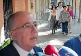  ?? Foto: JAUME MOREY ?? Cañadas y Verdú se aproximan al Parlament mientras habla Cardona.