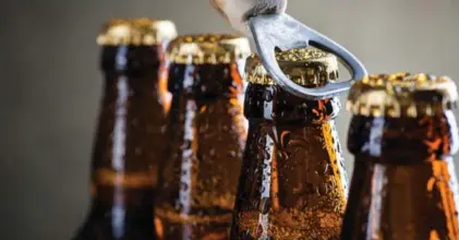  ?? SHUTTeRSTo­CK ?? Los expertos que elaboraron el informe indican que consumir 6,9 litros de licor equivale a tomarse, cada día, una cerveza de 330 mililitros. El reporte abarca datos de 189 países.