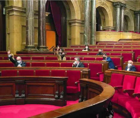  ??  ?? El Parlament, durante una sesión plenaria celebrada en la última legislatur­a