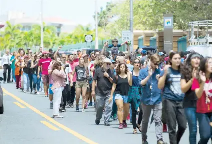  ??  ?? El movimiento estudianti­l se manifiesta en contra de los recortes a la UPR, una postura que el profesor José González Taboada considera irreal puesto que “todos” los sectores tendrán que enfrentar ajustes.