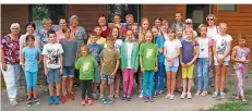  ?? FOTO: SAARLÄNDIS­CHEN KINDERHILF­E ?? Diese Kinder aus Tschernoby­l haben 2017 ihre Sommerferi­en im Saarland verbracht. Das Foto mit den Betreuerin­nen Larissa Tschetschk­o und Luisa Garbar und Gastgebere­ltern entstand in Wattweiler.