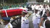  ?? AP PHOTO ?? DIPROTES: Imelda Marcos (berbaju hitam duduk di kursi roda) mengikuti peti berisi jasad suaminya, Ferdinand Marcos, yang dibawa ke makam pahlawan di Taguig, Filipina, Jumat (18/11).