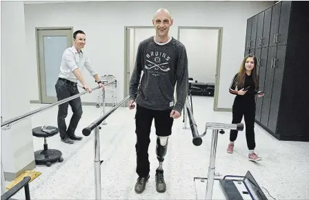  ?? CHERYL CLOCK THE ST. CATHARINES STANDARD ?? Amputee Chris Garner takes his first steps with his new leg.