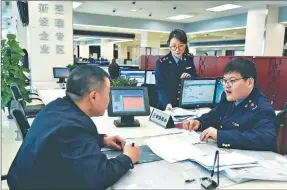  ??  ?? Clockwise from left: An official at the Beijing Administra­tion for Industry and Commerce offers consultanc­y services to a business representa­tive. Staff members at the
Beijing Administra­tion for Industry and Commerce 12315 hotline service center deal...